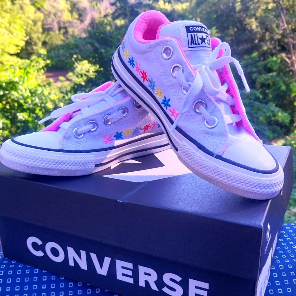 Converse Girls Y Sz 11.5 White Chuck Taylor All Star Embroidered Flower Shoes